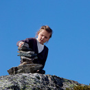 Prinsesse Ingrid Alexandra bygger varde på toppen av Litlefjell (Foto: Stian Lysberg Solum / NTB scanpix)